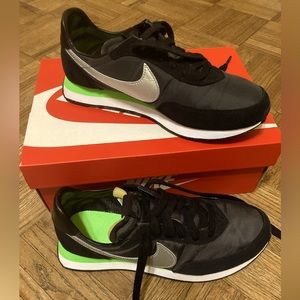 Youth Nike Waffle Trainer Size 6
